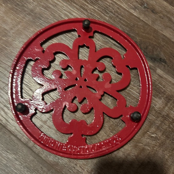 ENAMELED CAST IRON ROUND TRIVET RED 7” 2018 o.d.i. HG105 box - Picture 2 of 6
